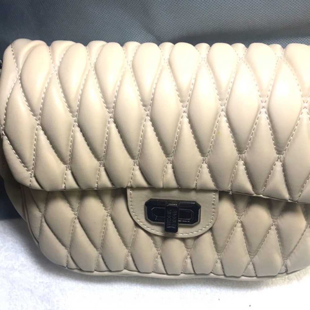 NWOT Badgley Mischka Beige V Quilted Leather Messenger Crossbody Bag